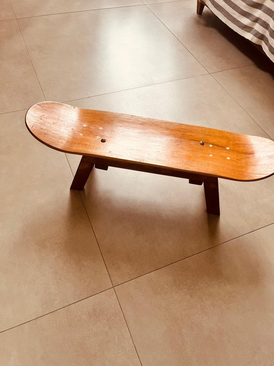 Banco feito com shape usado de skate - Imagem 2