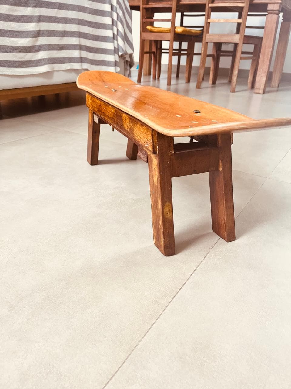 Banco feito com shape usado de skate - Imagem 3