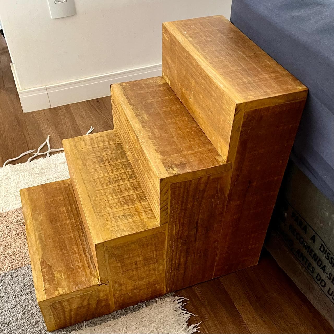 Escada para que seu pet consiga subir na cama - Imagem 3