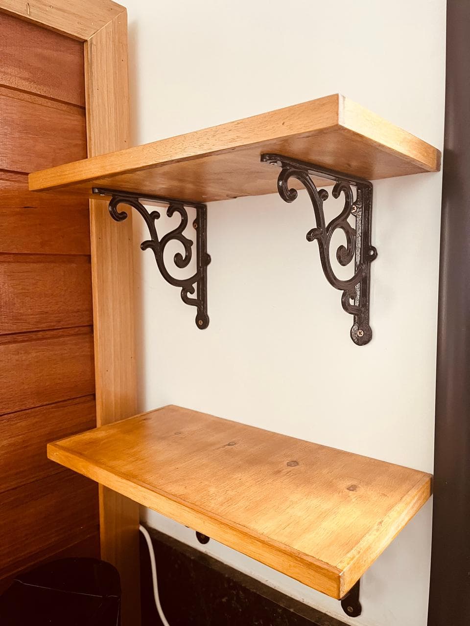 Prateleira pequena com mão francesa. - Imagem 2