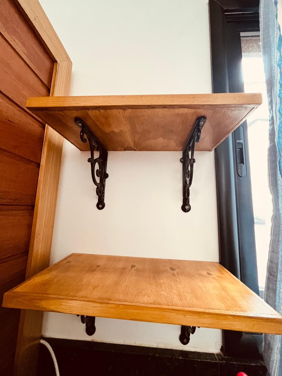 Prateleira pequena com mão francesa. - Imagem 4