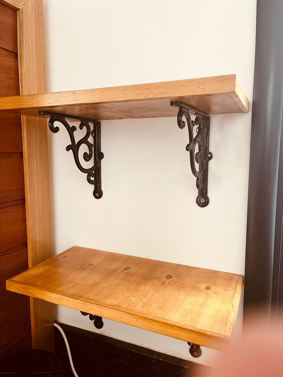 Prateleira pequena com mão francesa.